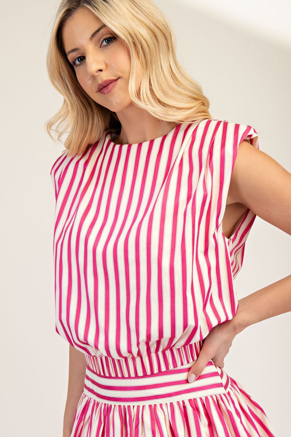 Skorty Top-Round Neck Shoulder Padded Waist Elastic Top