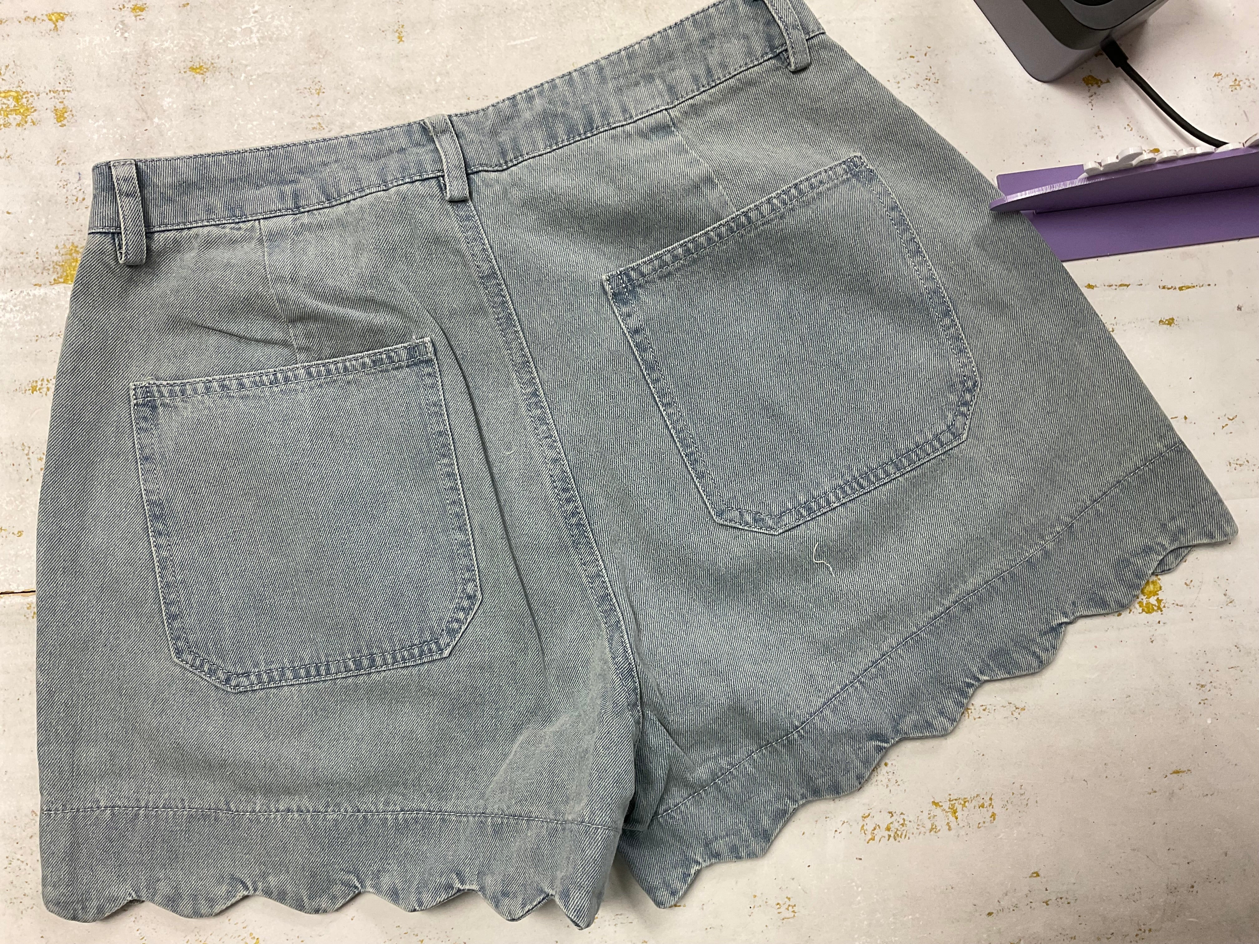 HIGH WAISTED DENIM SHORTS WITH SCALLOPED EDGE