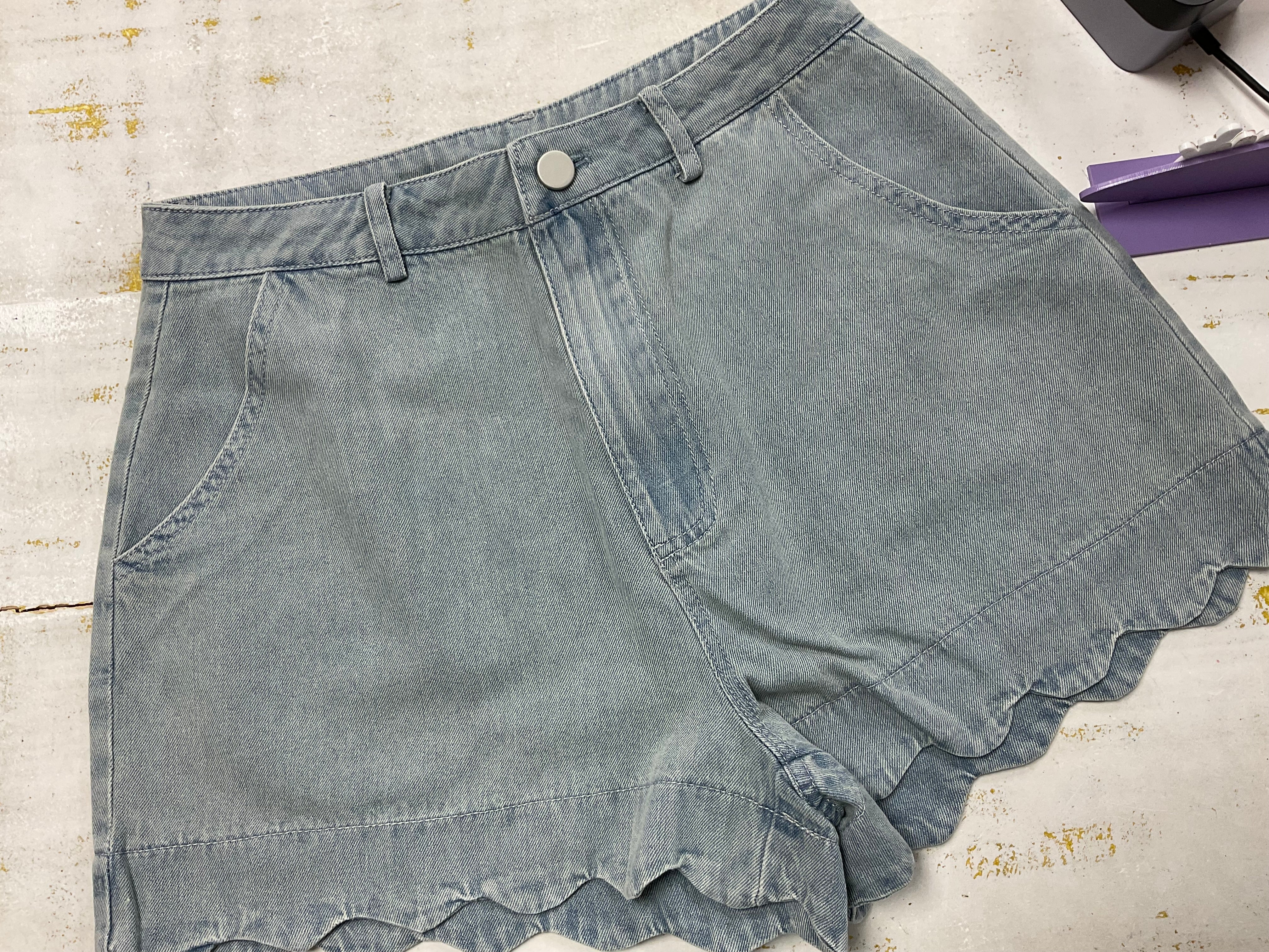 HIGH WAISTED DENIM SHORTS WITH SCALLOPED EDGE